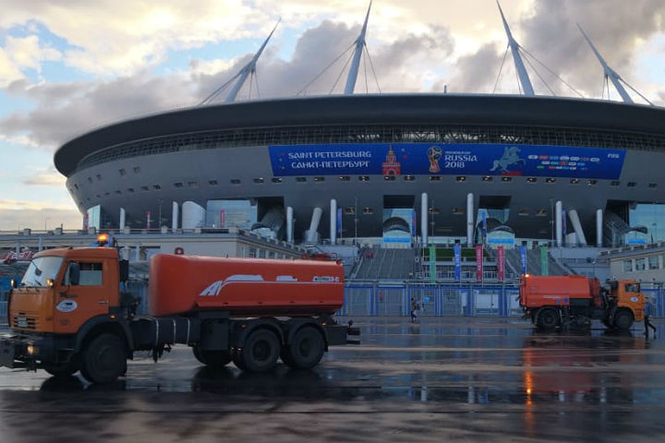 В Смольном уверяют: поливальная техника работает практически круглосуточно Фото: предоставлено комитетом по благоустройству