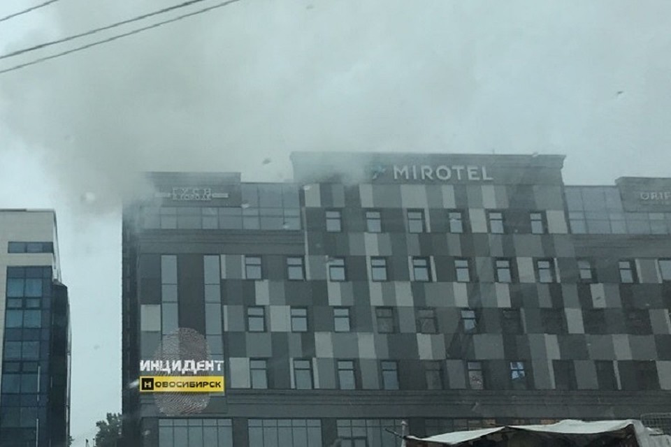 Из отеля эвакуировали людей. Фото: «Инцидент-Новосибирск».