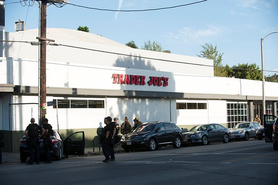 Супермаркет Trader Joe's в Лос-Анджелесе, где преступник взял заложников