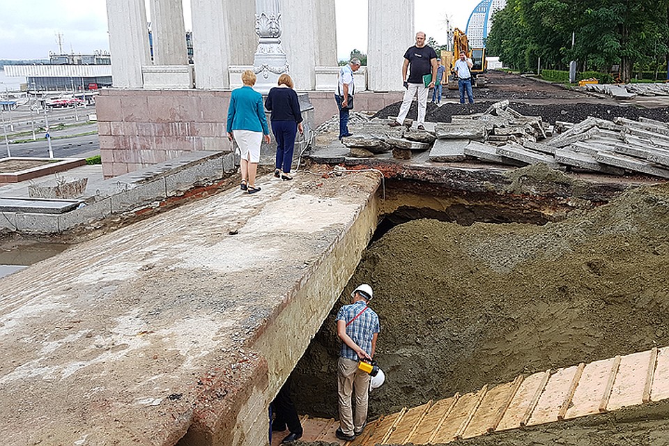 Оказывается, под центральной лестницей спрятано настоящее подземелье.