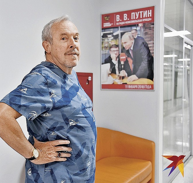 Увидев в коридоре Радио «КП» в Москве портрет Путина, Макаревич удивился: он тоже к вам приезжал? И сфотографировался на его фоне.