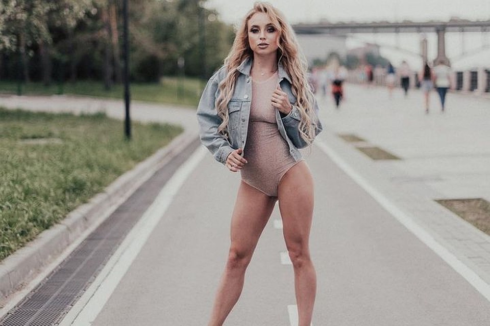 Елена Яткина устроила откровенную фотосессию на набережной. Фото: https://www.instagram.com/fraules/