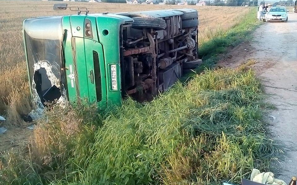 Под Оршей автобус опрокинулся на бок. Фото: ГАИ.