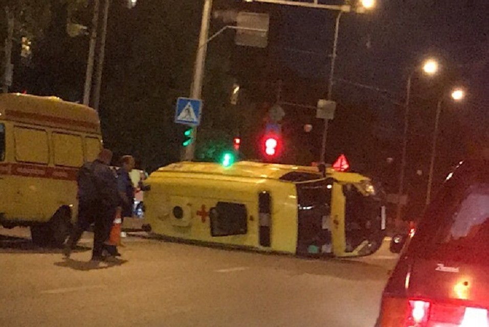 В Тюмени перевернулась карета скорой помощи. Фото группы "ЧС Тюмень" vk.com