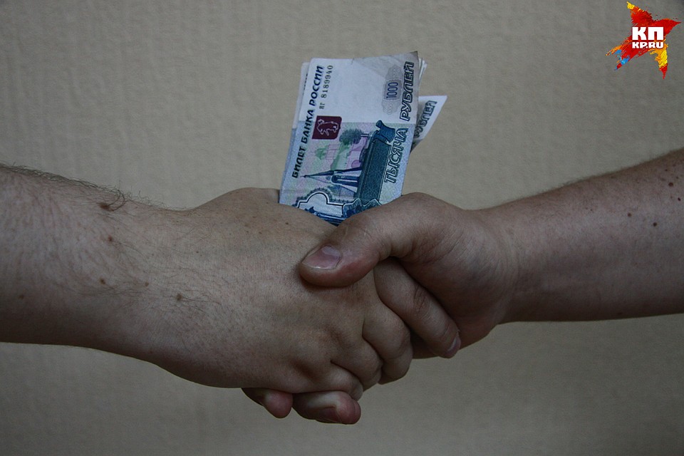 В Барнауле бизнесмен, торгующий алкоголем, попытался дать взятку полицейскому