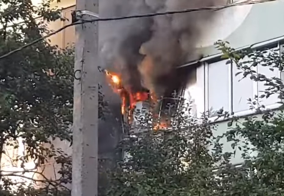 Пламя вырывалось на улицу.