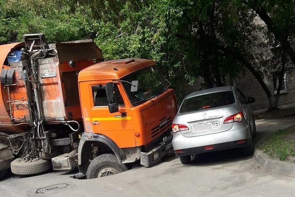 Грузовик провалился под асфальт на улице Планировочной