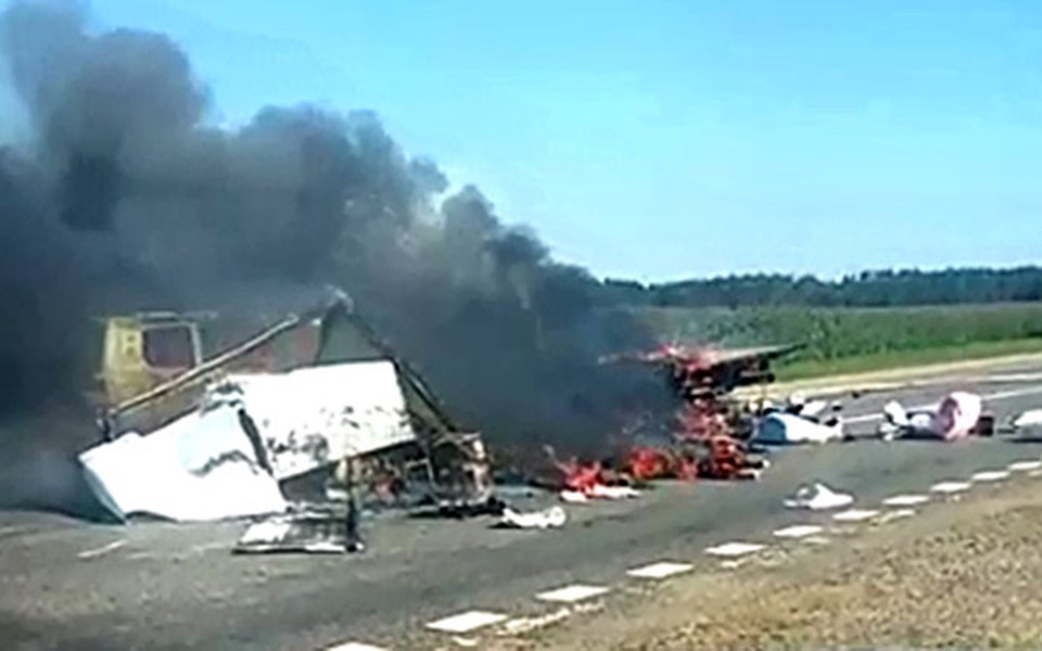 Обе машины сгорели, погибла одна женщина. Фото: кадр из видео.