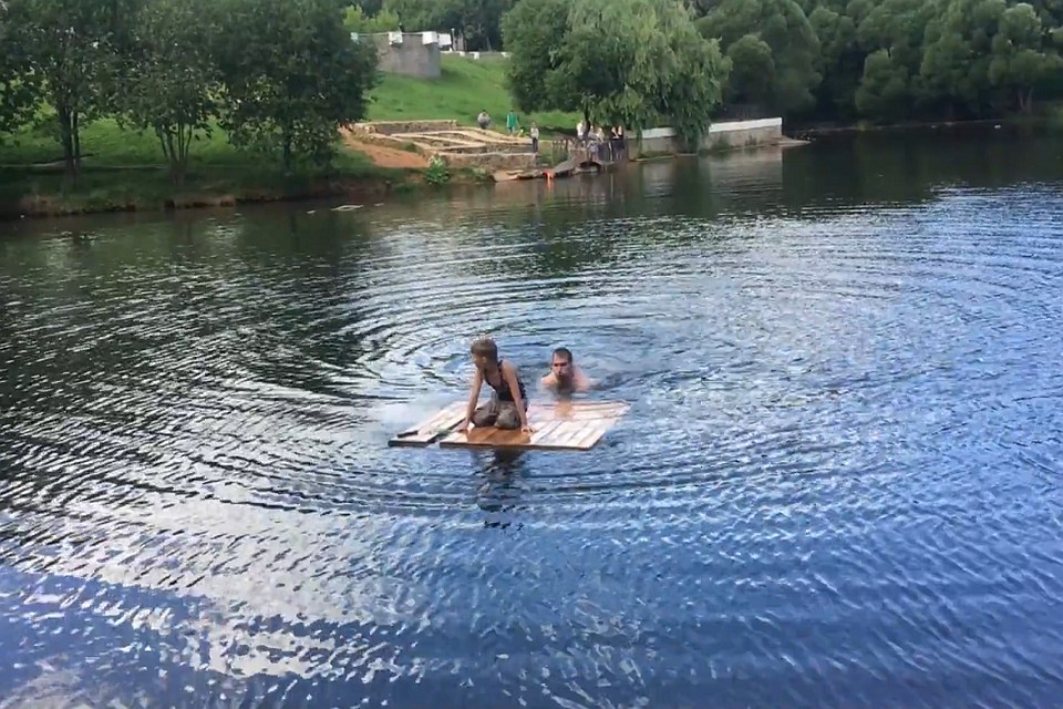 Неизвестно сколько мальчик пробыл на плоту, но когда его спасали, он был весь синий от холода и дрожал. Фото: скриншот с видео