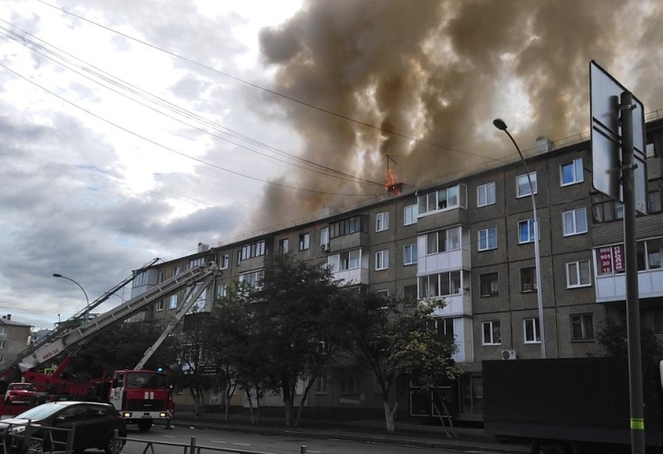 В считанные минуты огонь охватил всю крышу многоквартирного дома