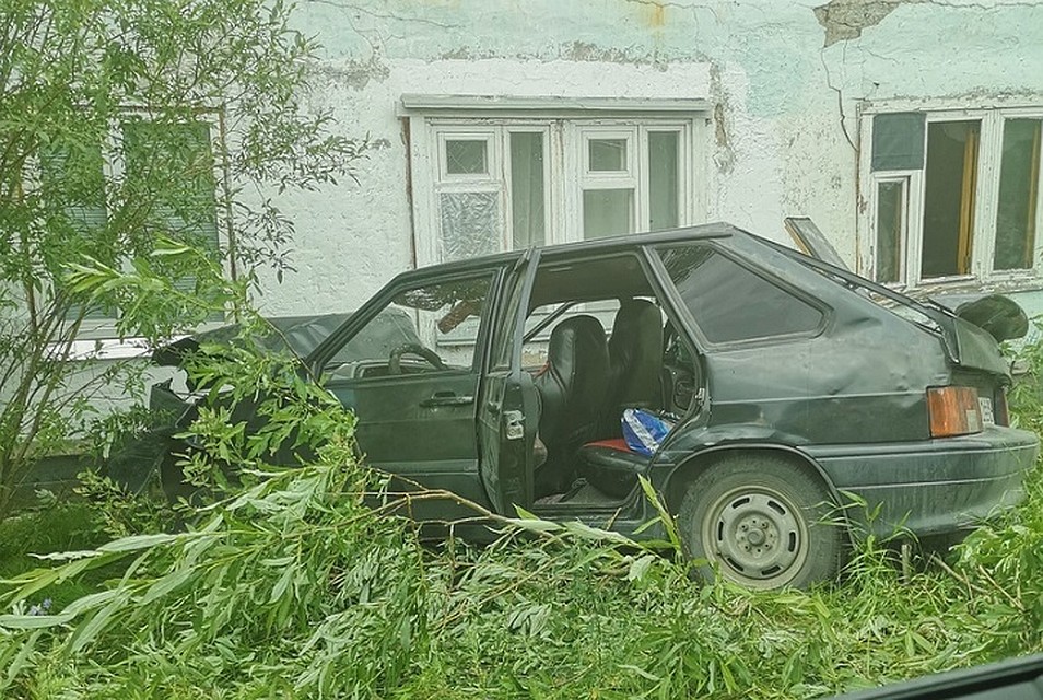 ДТП в Салехарде: ВАЗ врезался в стену жилого дома Фото: vk.com "Подслушано в Салехарде"