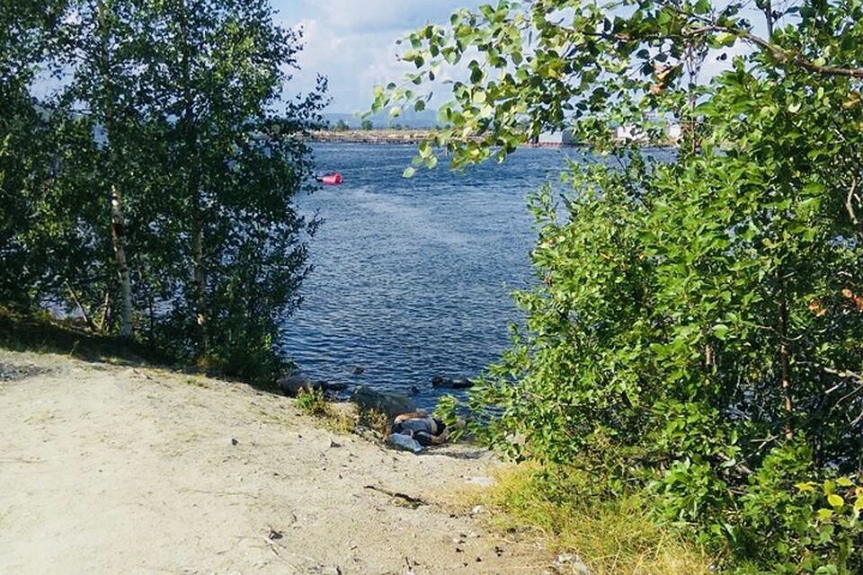 Отводной канал Кольской АЭС. Живописный ландшафт загубил не одну жизнь. Водоем - один из самых опасных в Заполярье: сильное течение, неравномерная глубина и острая арматура на дне... Фото: пресс-служба СК РФ по Мурманской области
