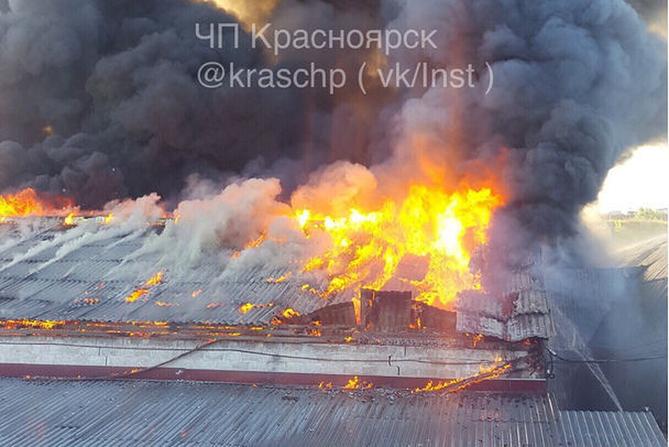 Серьезный пожар вспыхнул на складе рано утром. Фото "ЧП-Красноярск"