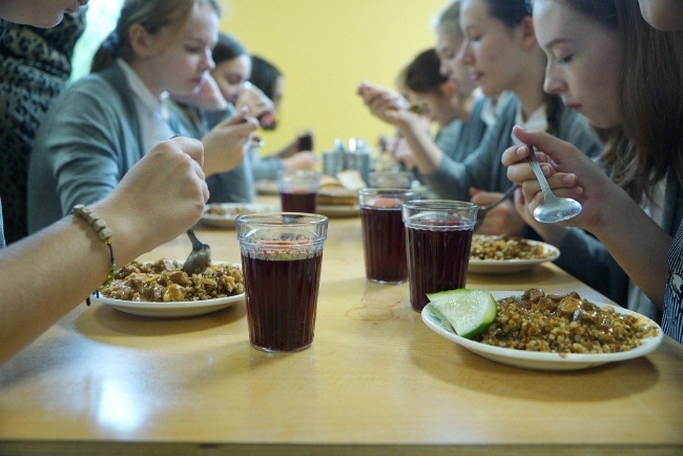 В лагерях плохо мыли посуду, а сами приборы были старыми.