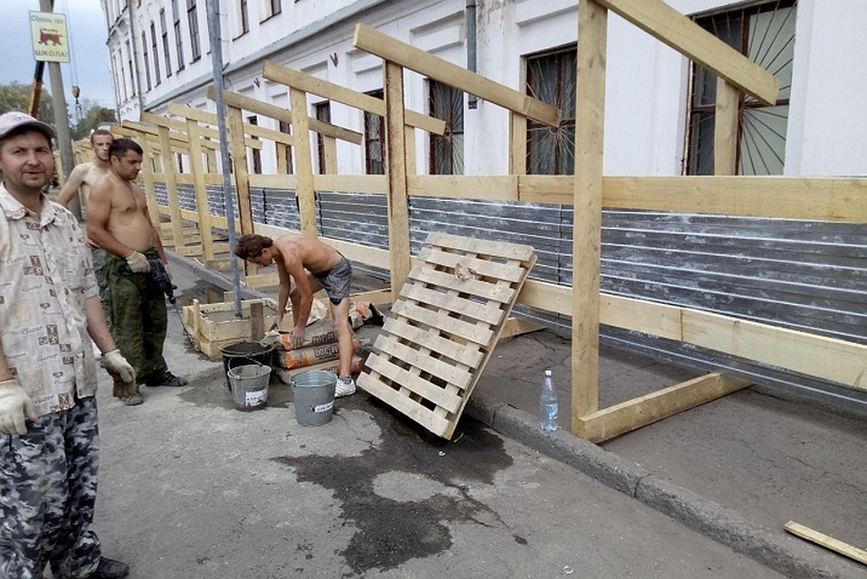 Ограждение начали возводить визле старого здания школы.