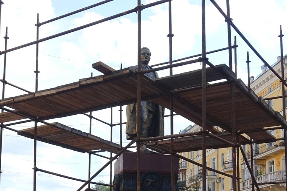 До торжественной даты открытия памятник Кирову прячется в строительных лесах.