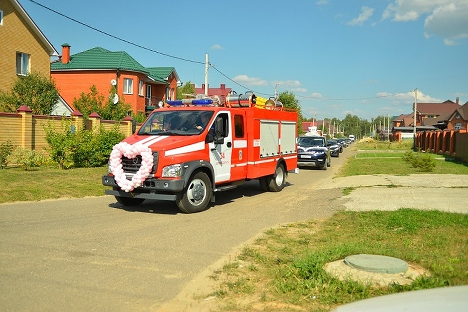 Вот такой кортеж был на свадьбе пожарного