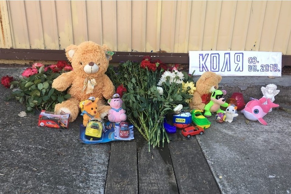 Неравнодушные жители города с самого утра несут к месту гибели Коли игрушки.
