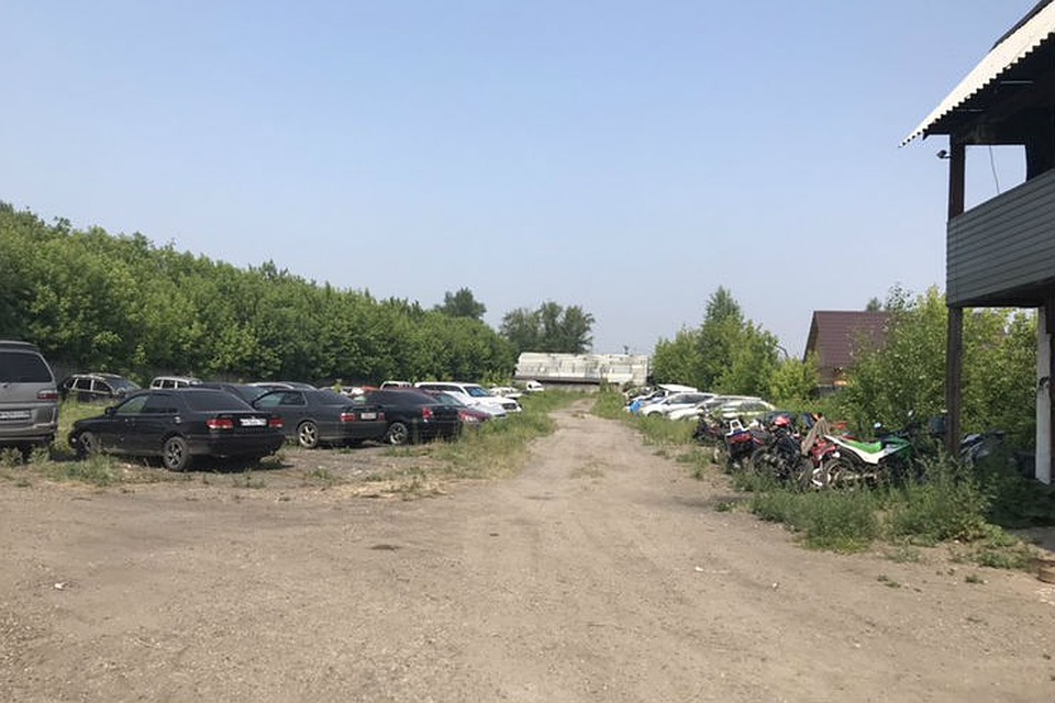 На штрафстоянке в микрорайоне Жилкино Иркутска открыта выставка разбитых автомобилей.