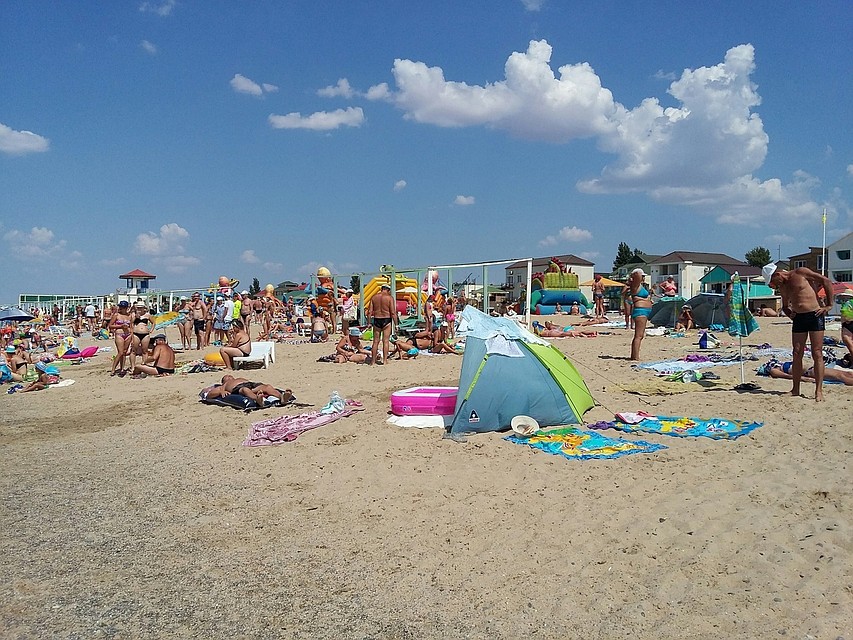 На пляжах полно отдыхающих. Море прогрелось до +26.