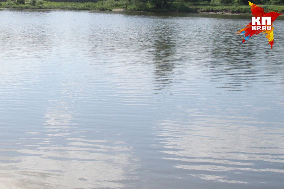 Тело погибшего достали из воды водолазы.