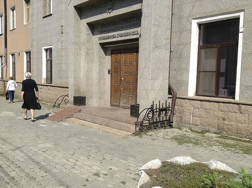 Трава проросла уже между тротуарной плиткой у входа в здание. Фото: Гражданский патруль.