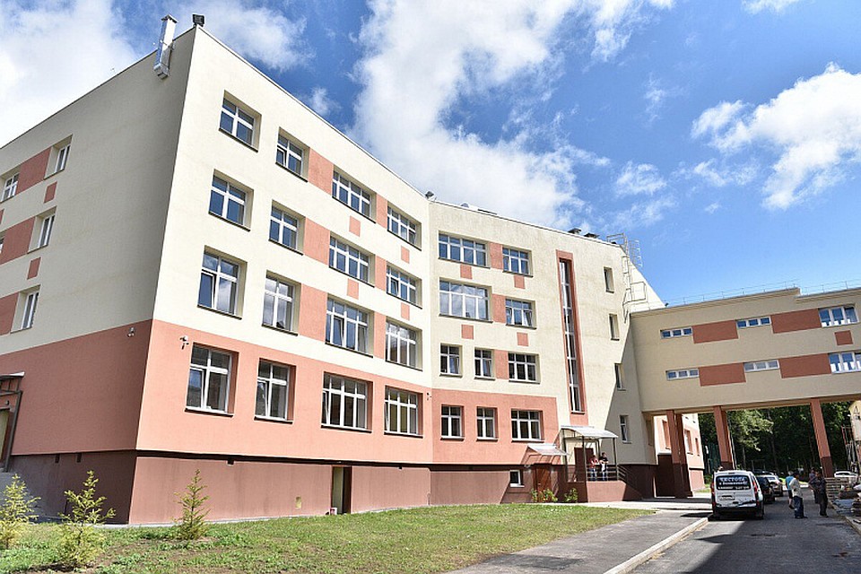 В пристройке будет новая столовая с двумя залами, актовый зал примерно на 350 мест, и кабинеты.