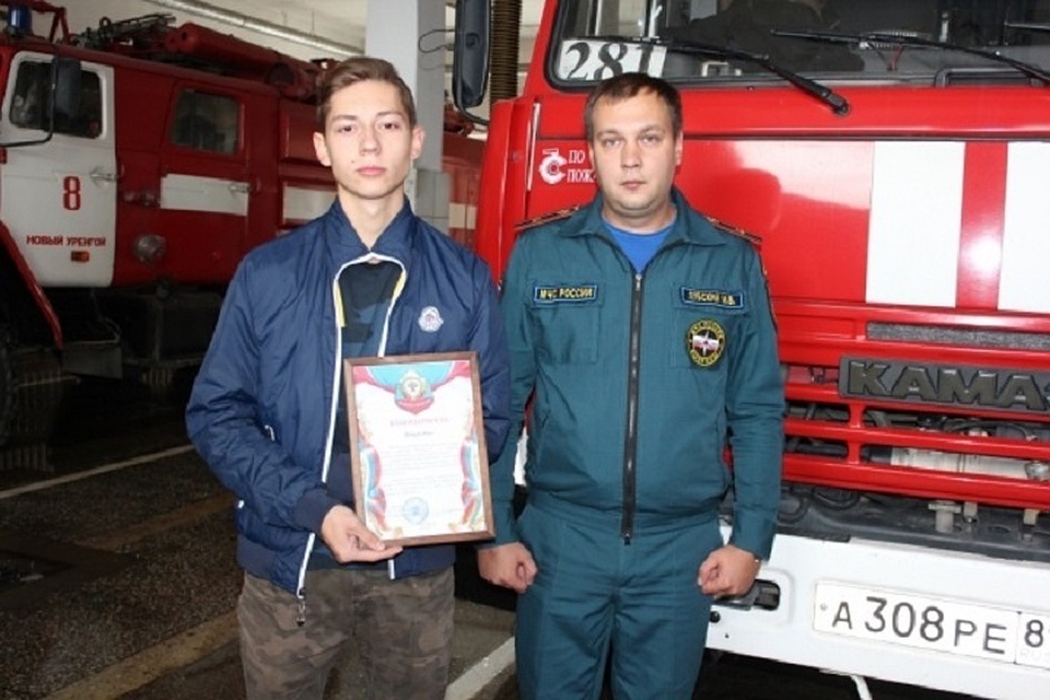 В Новом Уренгое пожарные вручили подростку, спасшему детей, благодарственное письмо Фото: 89.mchs.gov.ru
