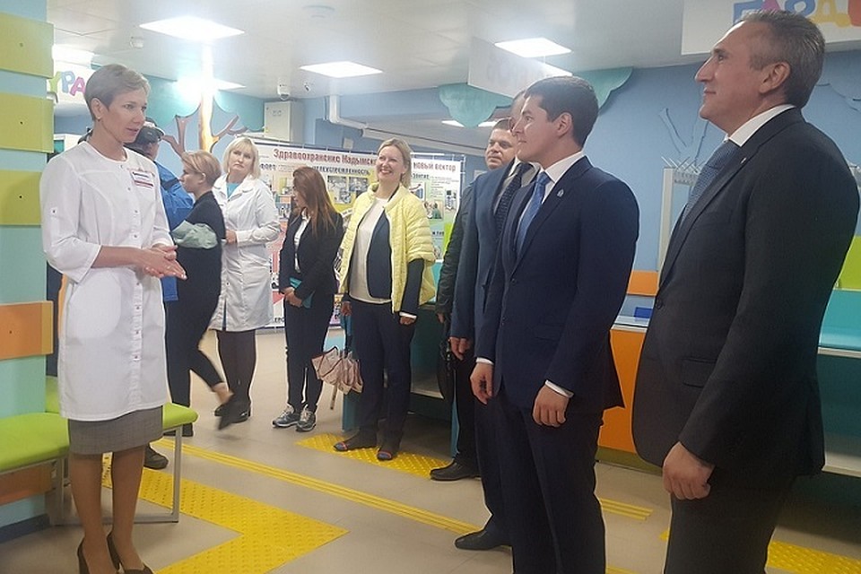 Александр Моор осмотрел обновленную детскую поликлинику в Надыме