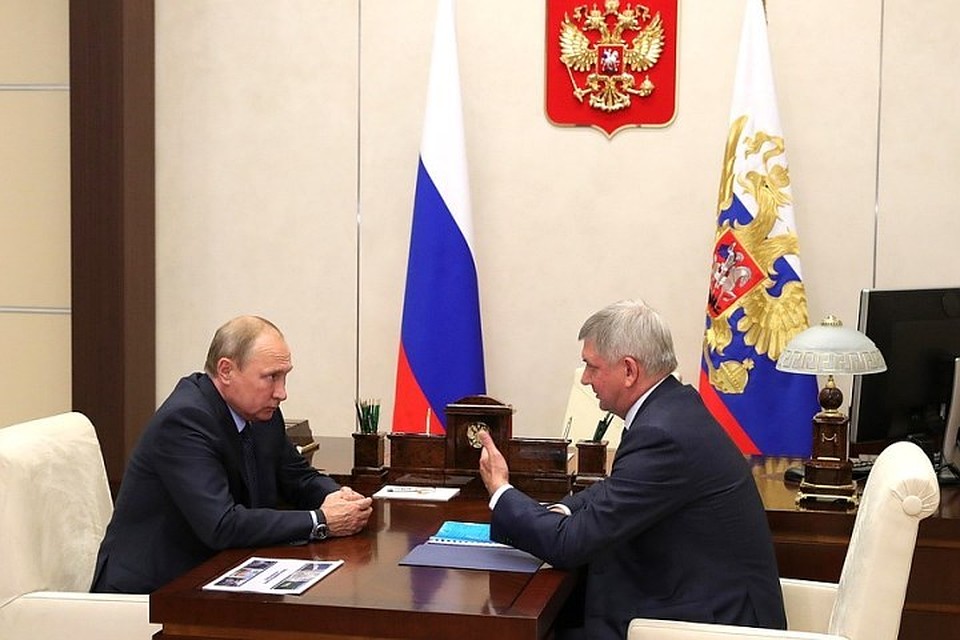 Президент России Владимир Путин с временно исполняющим обязанности губернатора Воронежской области Александром Гусевым