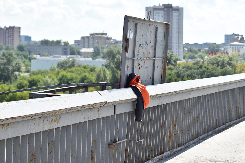 Осталась только куртка: в Тюмени с моста в реку спрыгнул мужчина. Фото ГУ МЧС Тюменской области