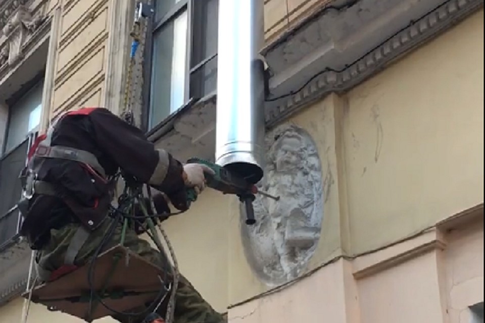 В Петербурге просверлили пупок ангела, чтобы поставить водосточную трубу. Фото: соцсети