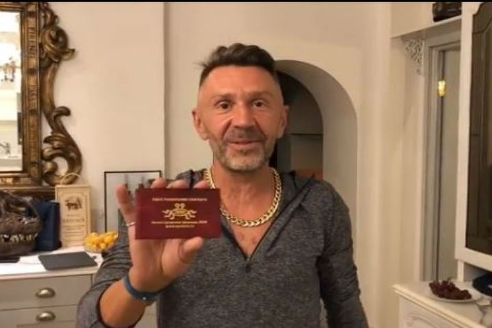 Сергей Шнуров получил корочки святого. Фото: Стоп-кадр видео из "Инстаграм"