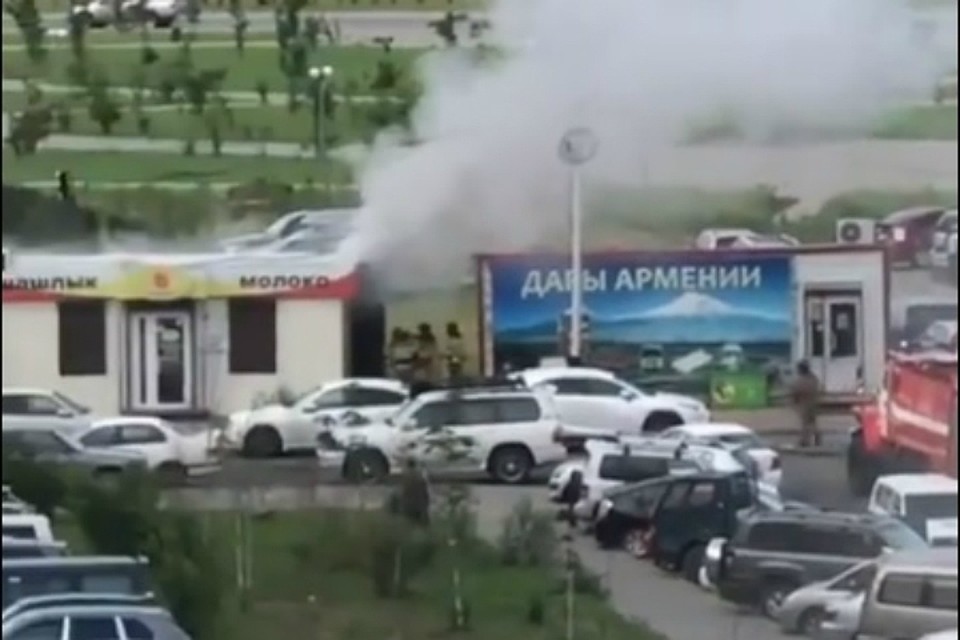 Пожар возле арены Ерофей в Хабаровске: видно было как из киоска валит густой дым
