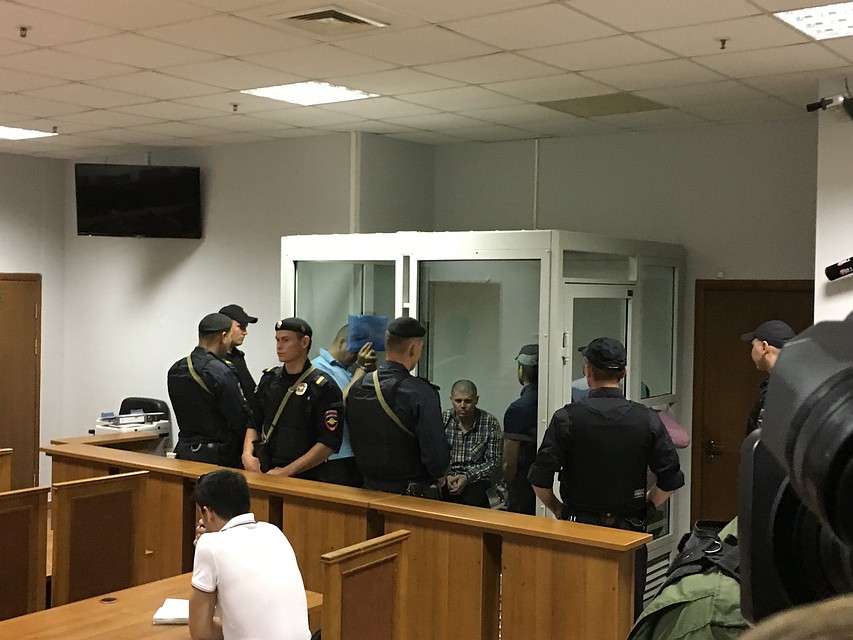 Теперь выживших членов "банды ГТА" охраняет целый взвод полиции.