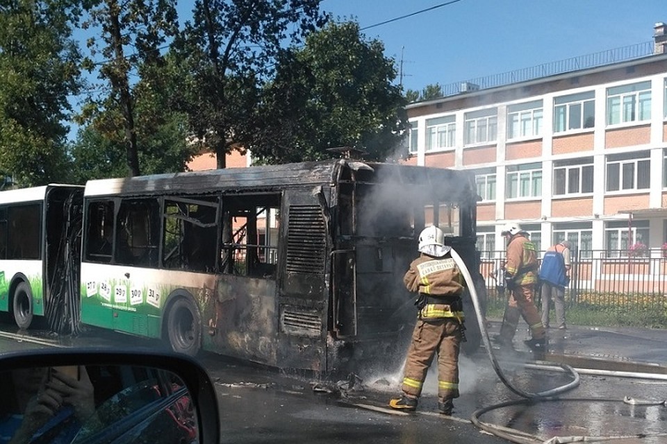 В Стрельне на ходу загорелся пассажирский автобус. Фото: vk.com/spb_today