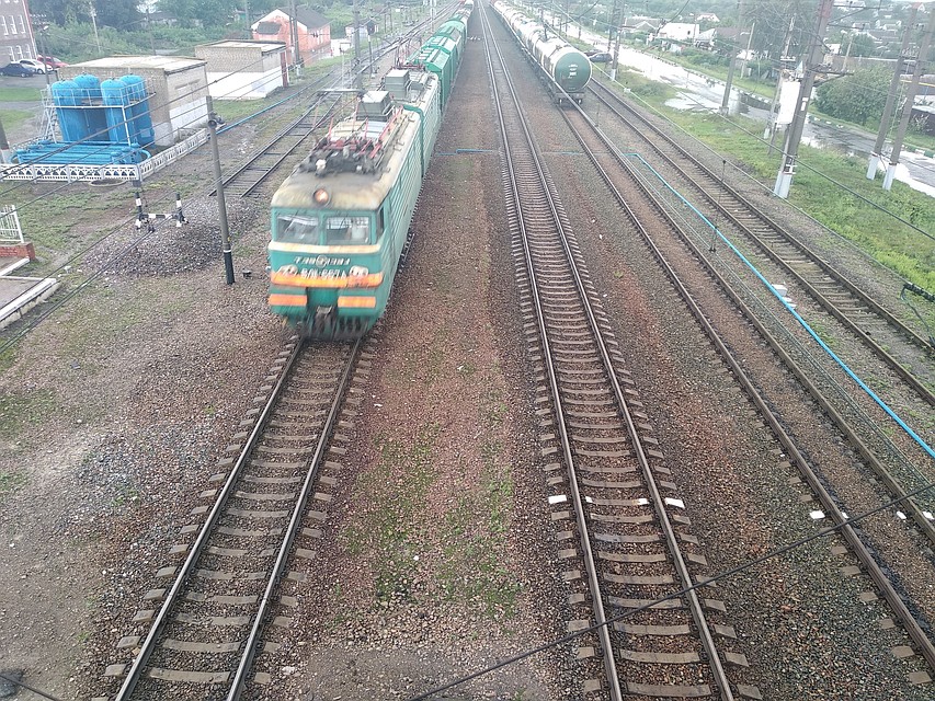 Мост проходит над железнодорожными путями