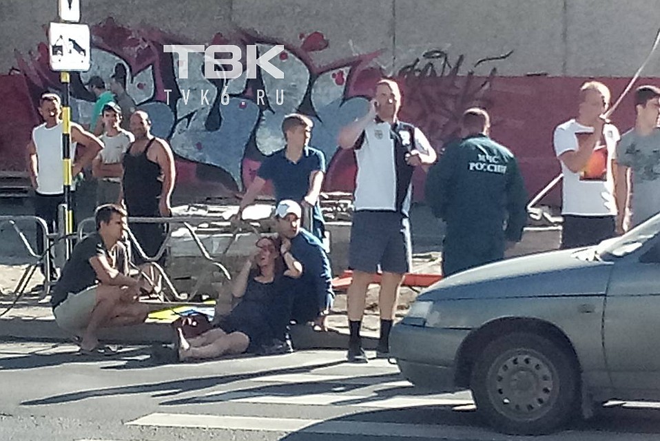 Как говорят прохожие, девушка была в сознании, ей вызвали «скорую». Фото: ТВК