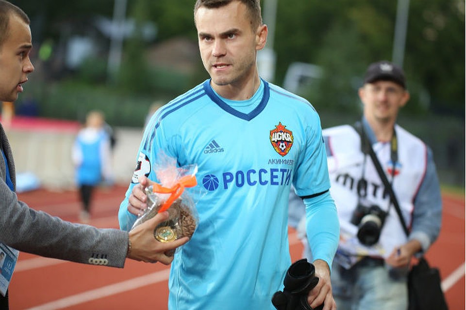 Игорь Акинфеев сдержанно отреагировал на вручение подарка Фото: ФК "Енисей"