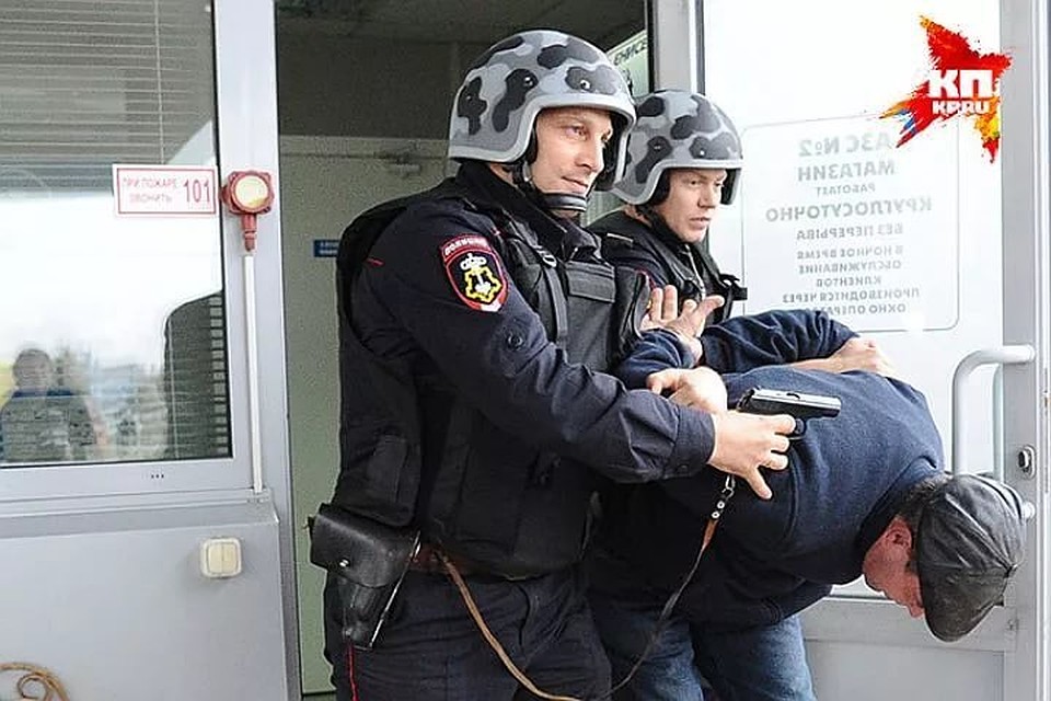 Добычей злоумышленника стали деньги и ювелирные украшения.