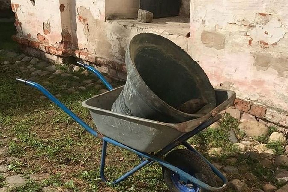 Колокол не разбит и по-прежнему может звучать, а его падение можно назвать счастливым