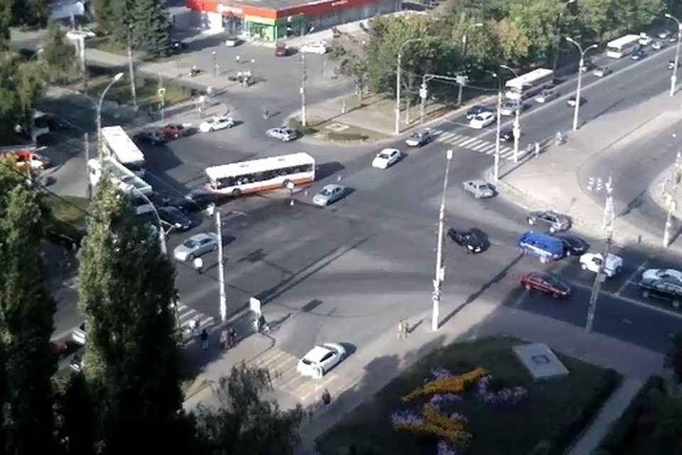 Водитель иномарки поехал на красный сигнал светофора