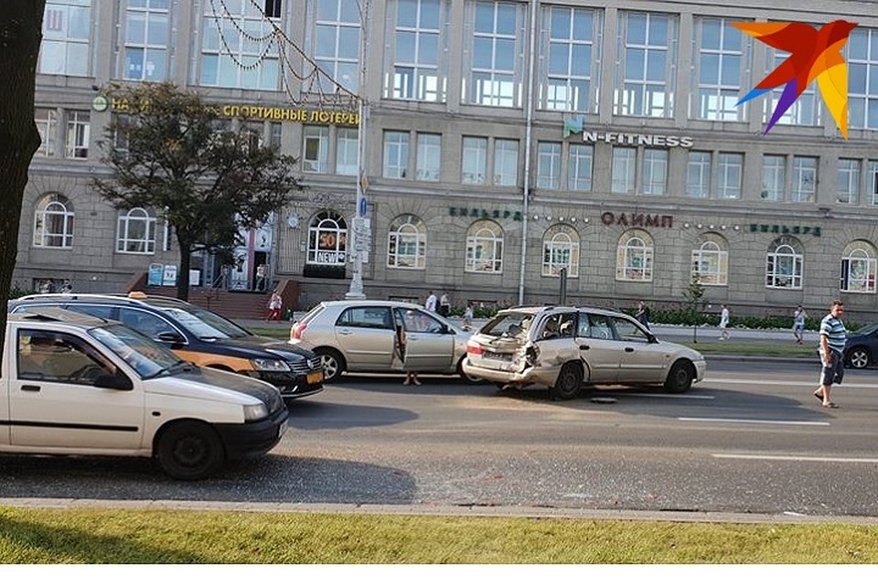 В аварию попали не меньше пяти авто. Фото: Мария Волчек.