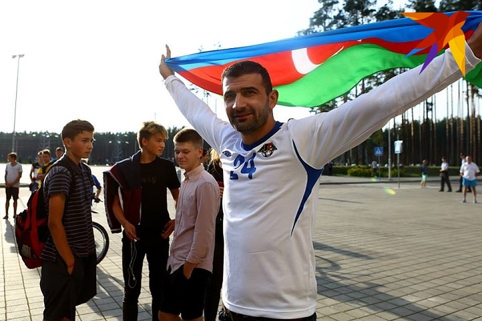 Фанаты «Карабаха» развернули флаг Азербайджана.