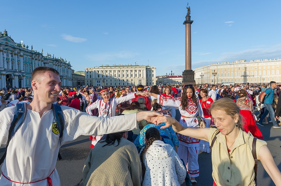 На Дворцовой площади прошел "Хоровод мира".