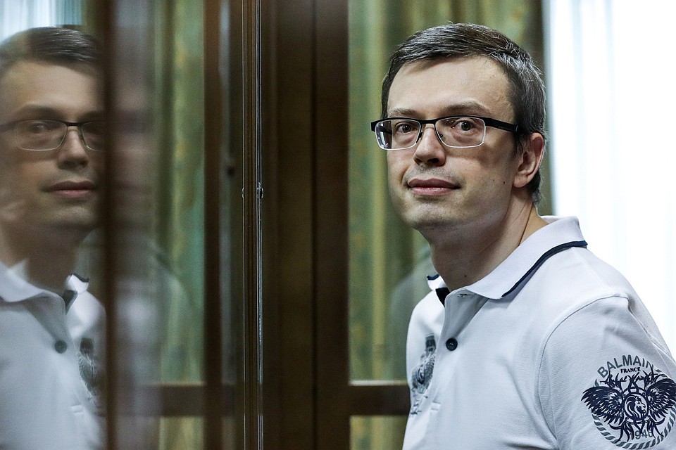 Бывший первый заместитель начальника Главного следственного управления Следственного комитета России по Москве Денис Никандров во время оглашения приговора в Мосгорсуде. ФОТО Михаил Терещенко/ТАСС