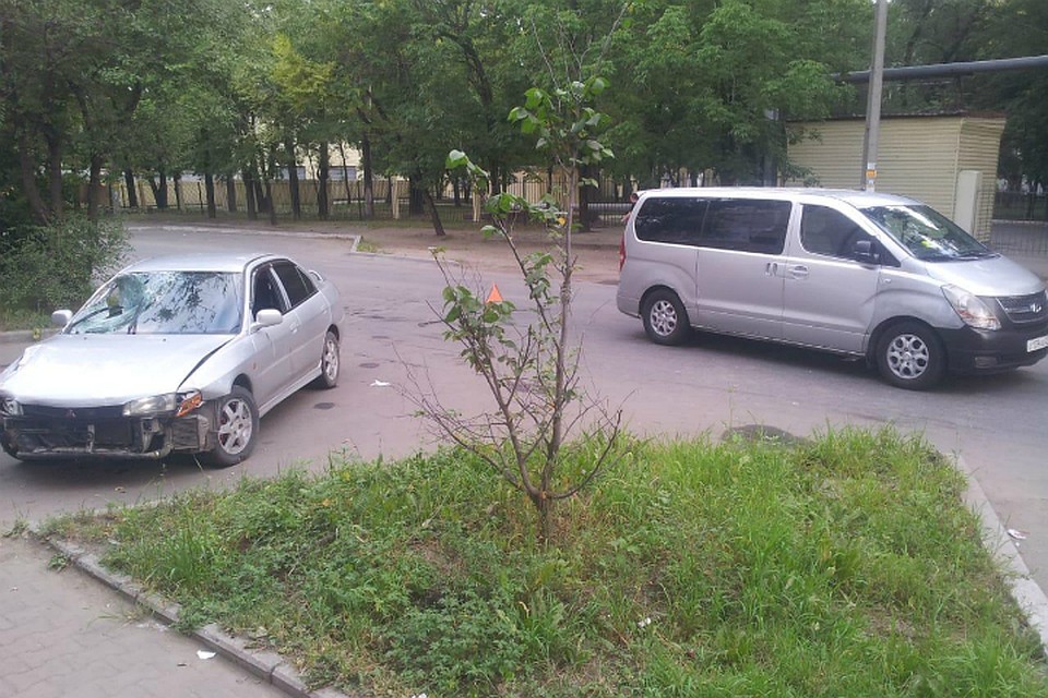 Жительница Хабаровска попала под колеса двух машин