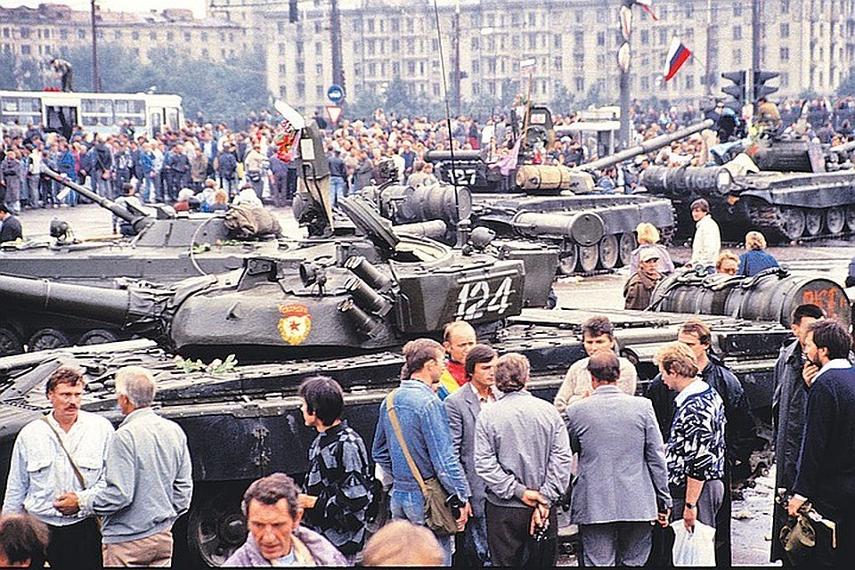 Тысячи людей вышли на защиту «Белого дома» ради свободы. А получили развал страны, чеченскую войну и дефолт.