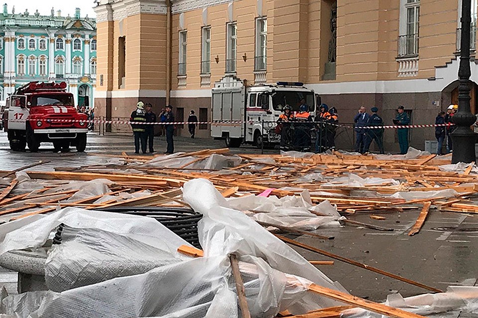 Под обломками строительных лесов в центре Петербурга оказались несколько человек.