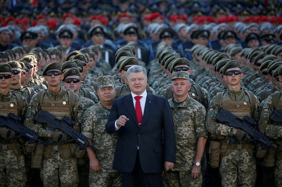Президент Украины Петр Порошенко выступает перед военнослужащими на репетиции парада ко Дню независимости